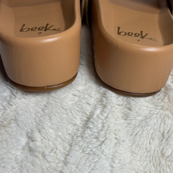 Pelican Leather Platform Sandal
PLATINUM/BEACH - Picture 5 of 5